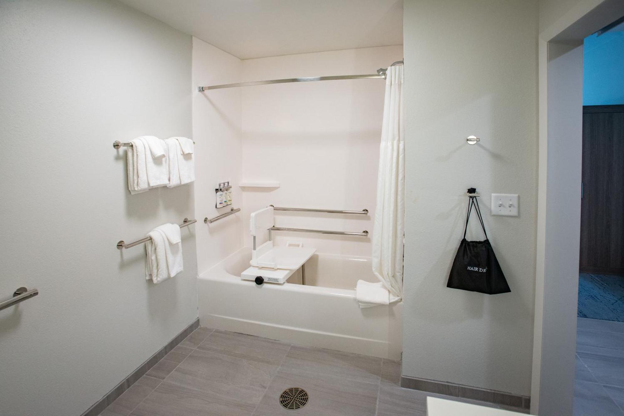 Holiday Inn Express & Suites Pensacola Airport North - I-10 By Ihg Ferry Pass Exteriör bild