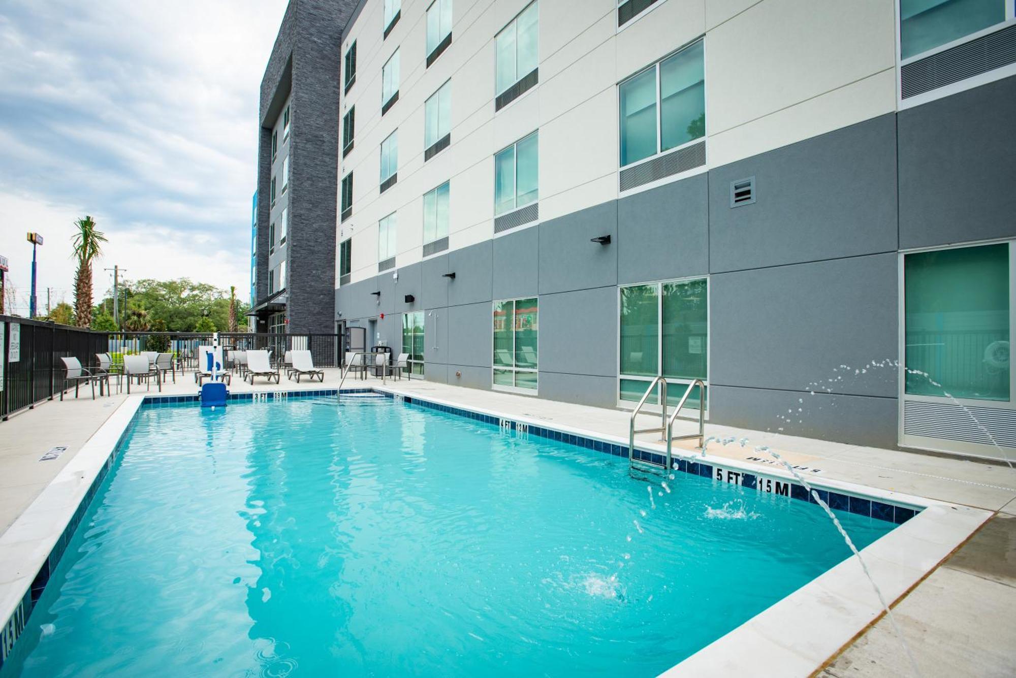 Holiday Inn Express & Suites Pensacola Airport North - I-10 By Ihg Ferry Pass Exteriör bild